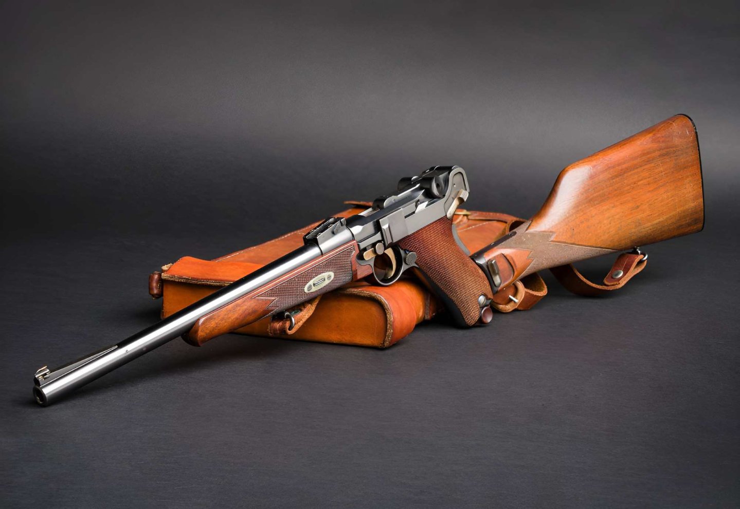 Spezial-Schusswaffenauktion bei Hermann Historica: Unsere Highlights vom 24. Juli 2025 Luger Karabiner DWM 02 mit Box. Als Los 1087 in der Auktion 105 von Hermann Historica.