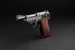 Hermann Historica: Schusswaffen aus fünf Jahrhunderten am 24. Oktober 2022 und Sammlung Binker am 25. Oktober 2022 Georg von Stavenhagen, modifizierte Walther P 38 von rechts.