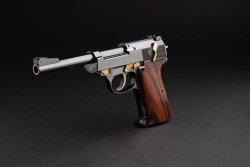 Hermann Historica: Schusswaffen aus fünf Jahrhunderten am 24. Oktober 2022 und Sammlung Binker am 25. Oktober 2022 Georg von Stavenhagen, modifizierte Walther P 38 lang von rechts.