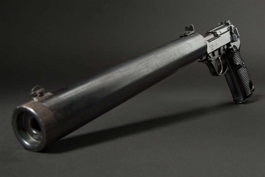 Hermann Historica am 22. Juni 2022: Unsere Highlights der Schusswaffen aus fünf Jahrhunderten Pistole P38 Spreewerke mit integriertem Schalldämpfer.