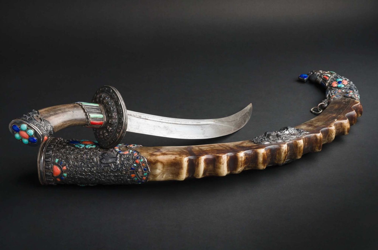 Nachbericht Auktion: Gelungener Jahresauftakt 2023 bei Hermann Historica Tibetischer Krummsäbel mit einer Scheide aus einem Stück Horn.