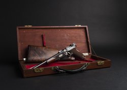 Hermann Historica in München – Porträt eines außergewöhnlichen Museums auf Zeit Seltener Parabellum Pistolenkarabiner im Koffer.