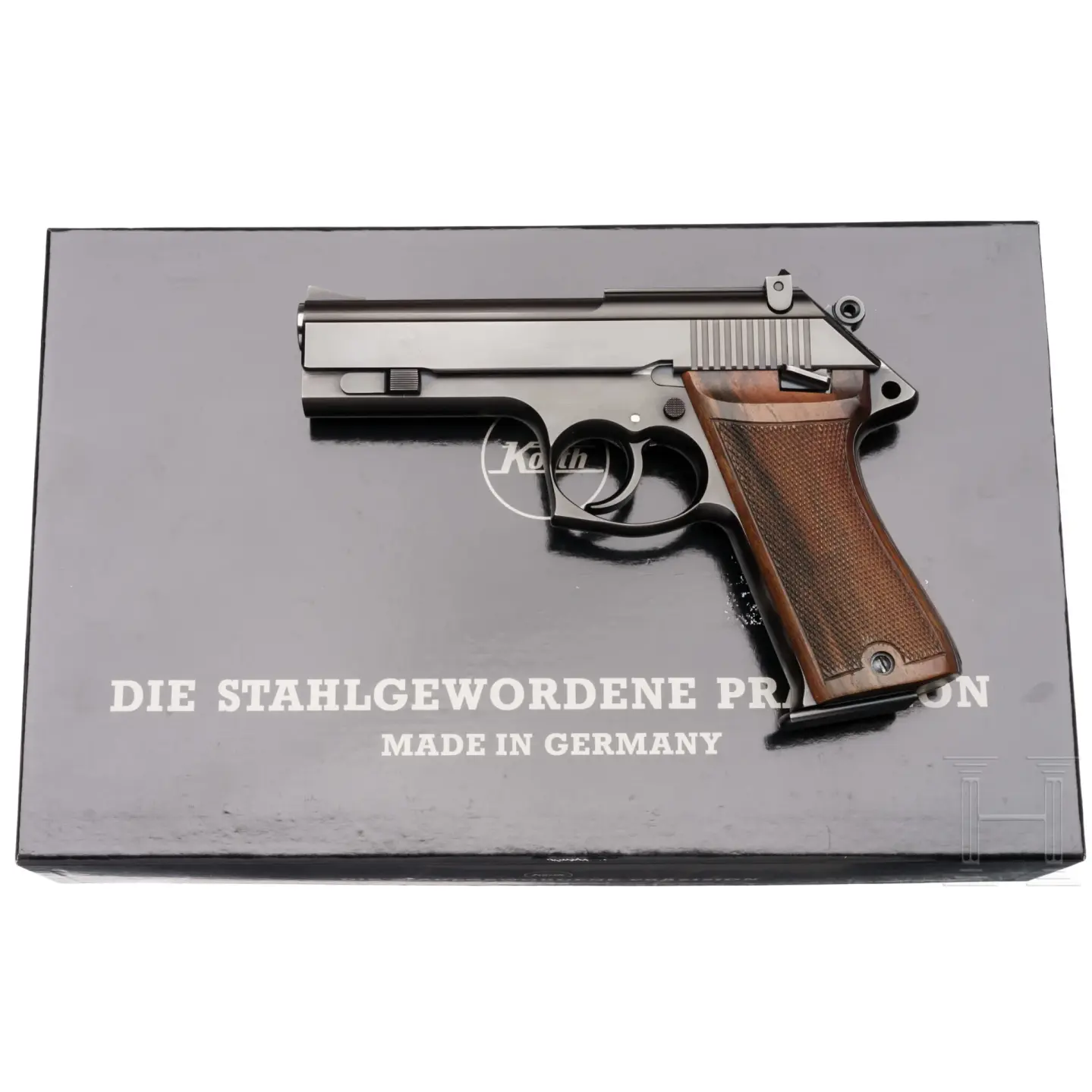 Hermann Historica: Nachbericht Oktober-Auktion 2023 − Sammelfeld moderne Pistolen liegt weiter im Trend Eine Korth-Pistole in 9x19 mm auf dem Originalkarton - alles im neuwertigen Zustand.