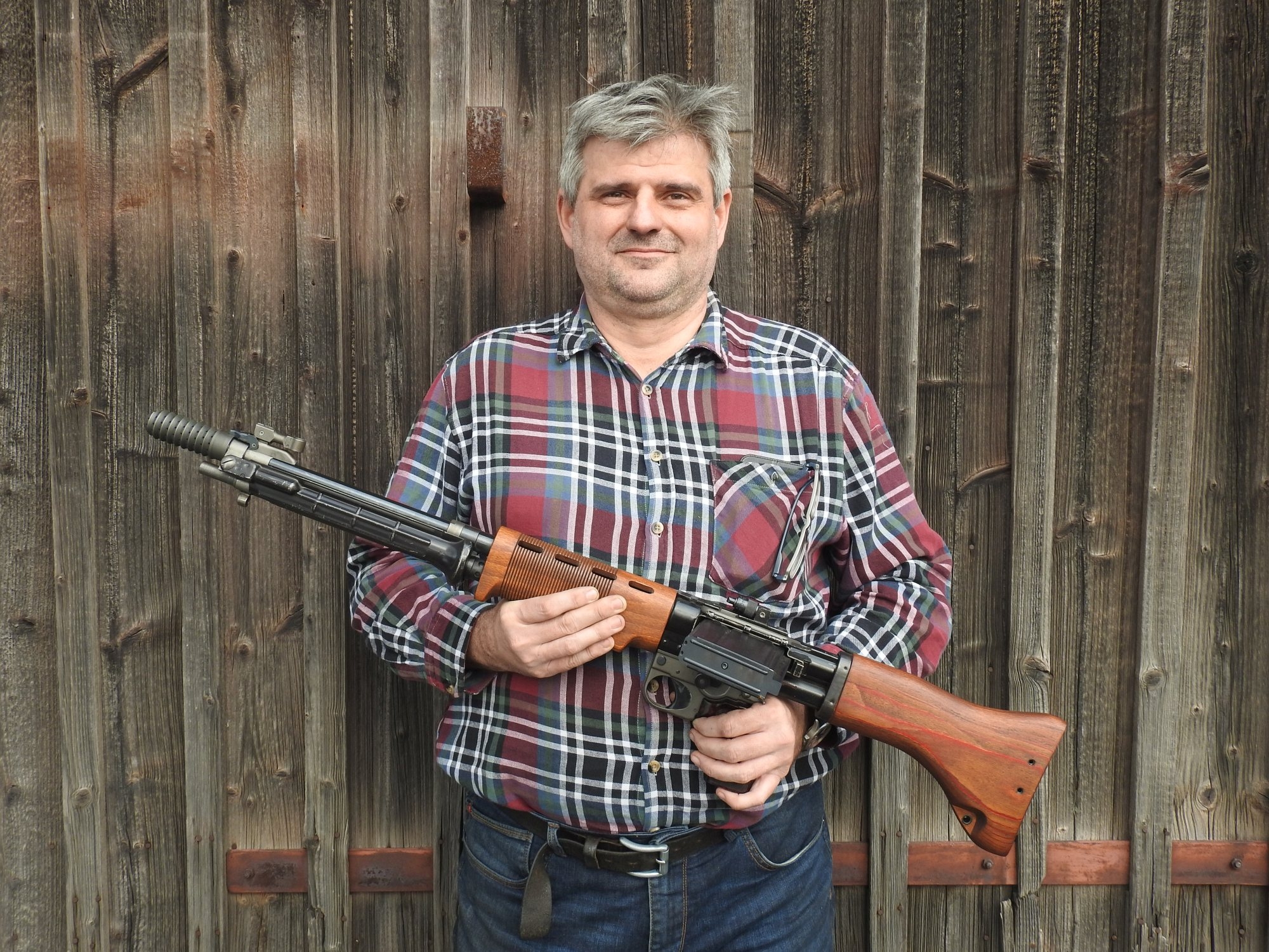 international-firearms: Maschinenpistole MP 38, Fallschirmjägergewehr FG 42 und Sturmgewehr StG 44 als zivile Nachbauten. Besuch bei SSD Weapons in Kulmbach