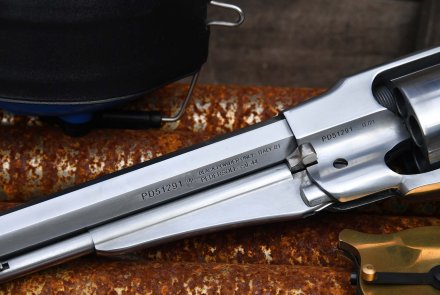 Remington Pattern Custom von Pedersoli, ein sportlicher Vorderladerrevolver in Kaliber .44 Typische Flosse des Remington Pattern Custom unterhalb der Trommelstange.