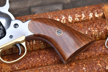 Remington Pattern Custom von Pedersoli, ein sportlicher Vorderladerrevolver in Kaliber .44 Griffe aus Walnussholz des Remington Pattern Custom von Pedersoli.