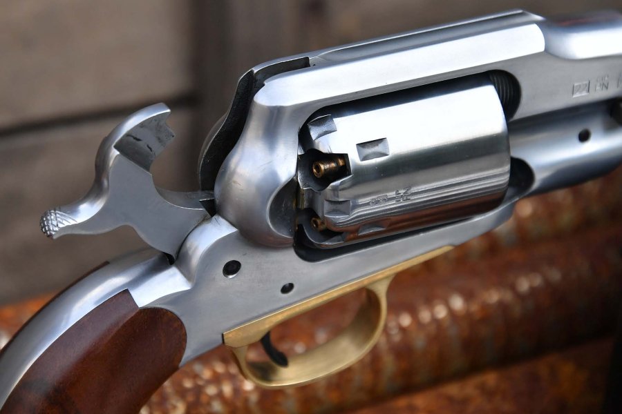 Remington Pattern Custom von Pedersoli, ein sportlicher Vorderladerrevolver in Kaliber .44 Pedersoli Remington Pattern Custom von hinten.