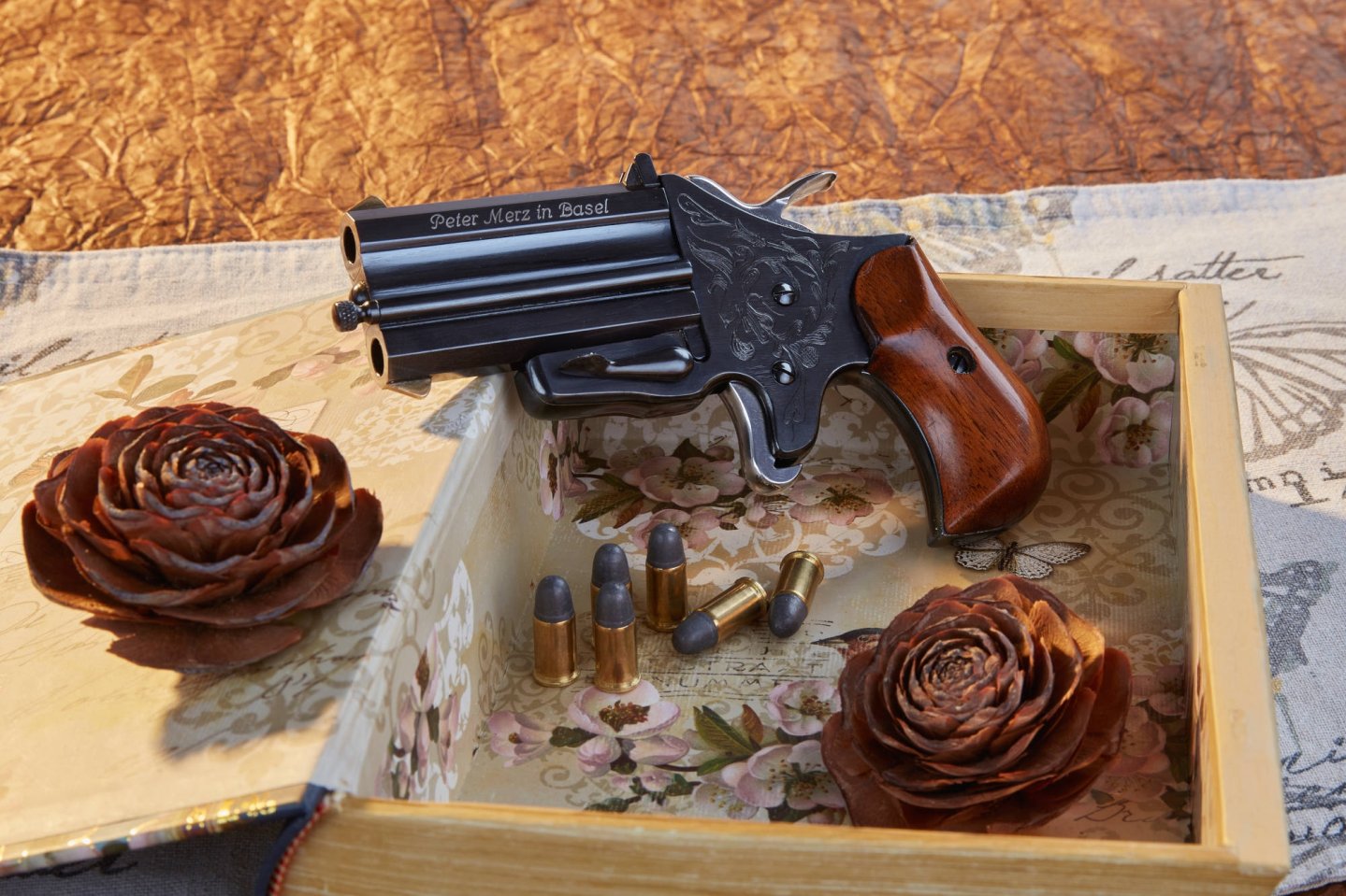 Test: Taschenpistole von "Peter Merz in Basel" – wie schießt sich das Einzelstück? Peter Merz Taschenpistole in einem Buch mit Patronen in .32 S&W