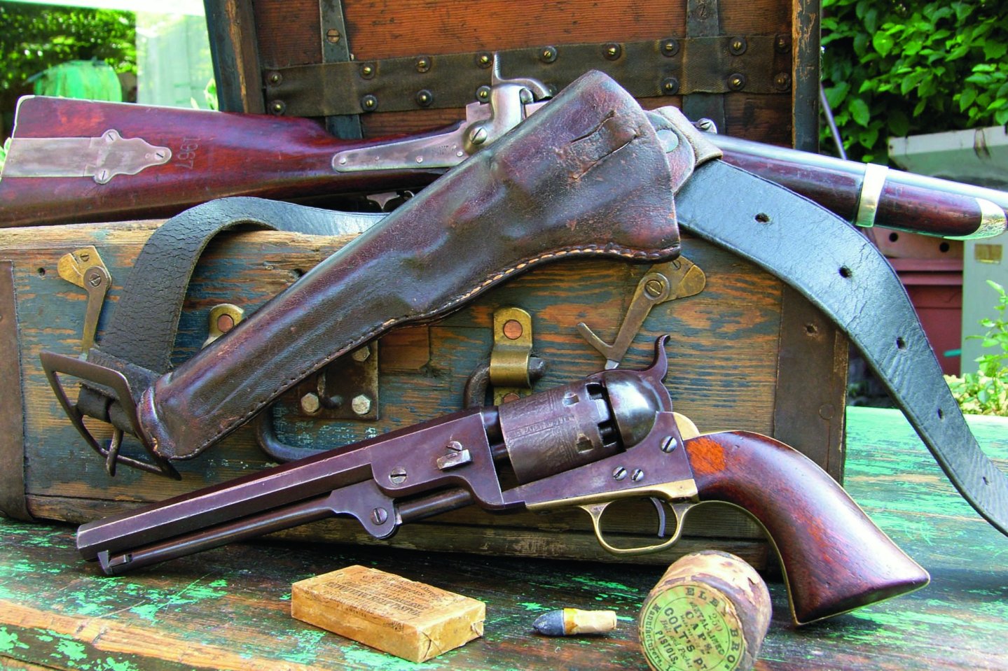 Sammlerwaffen: Langwaffe und Revolver.