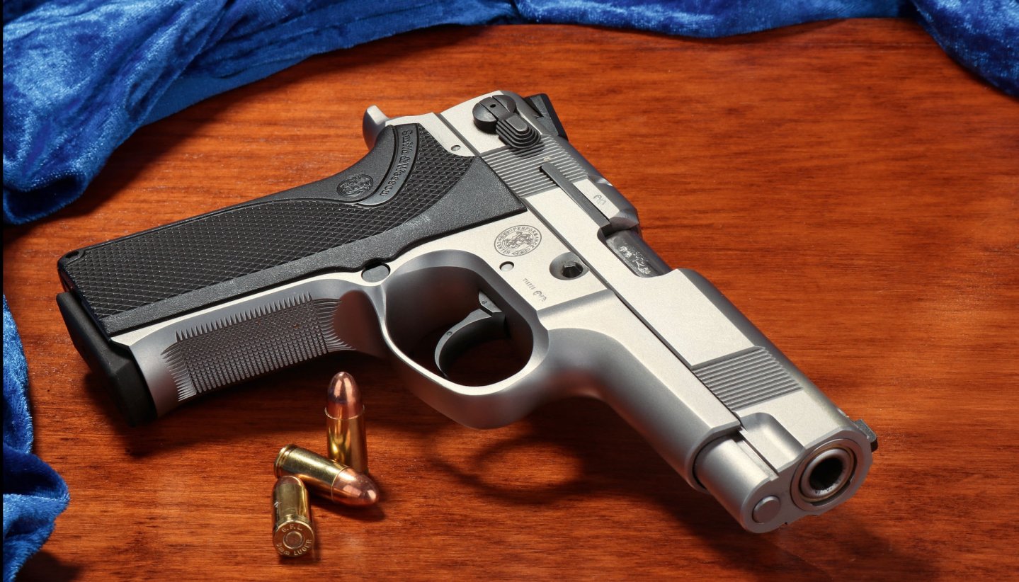 S & W PC 5906 komplett von rechts.