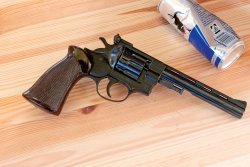 Youngtimer-Test: Weihrauch HW 4 – Plinking-Spaß mit dem bedürfnisfreien Revolver in 4 mm Rand Weihrauch HW 4 rechte Seitenansicht
