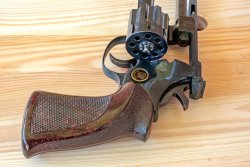 Youngtimer-Test: Weihrauch HW 4 – Plinking-Spaß mit dem bedürfnisfreien Revolver in 4 mm Rand Weihrauch HW 4 ausgeschwenkte Trommel
