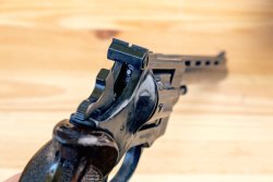 Youngtimer-Test: Weihrauch HW 4 – Plinking-Spaß mit dem bedürfnisfreien Revolver in 4 mm Rand Weihrauch HW 4 Kimme und Hahn