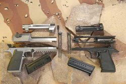An einer Desert Eagle ist alles etwas größer dimensioniert. Das fängt beim Hahn an und macht auch an der Schließfeder nicht halt: ein duales System mit zwei Federn. An einer Desert Eagle ist alles etwas größer dimensioniert. Das fängt beim Hahn an und macht auch an der Schließfeder nicht halt: ein duales System mit zwei Federn.