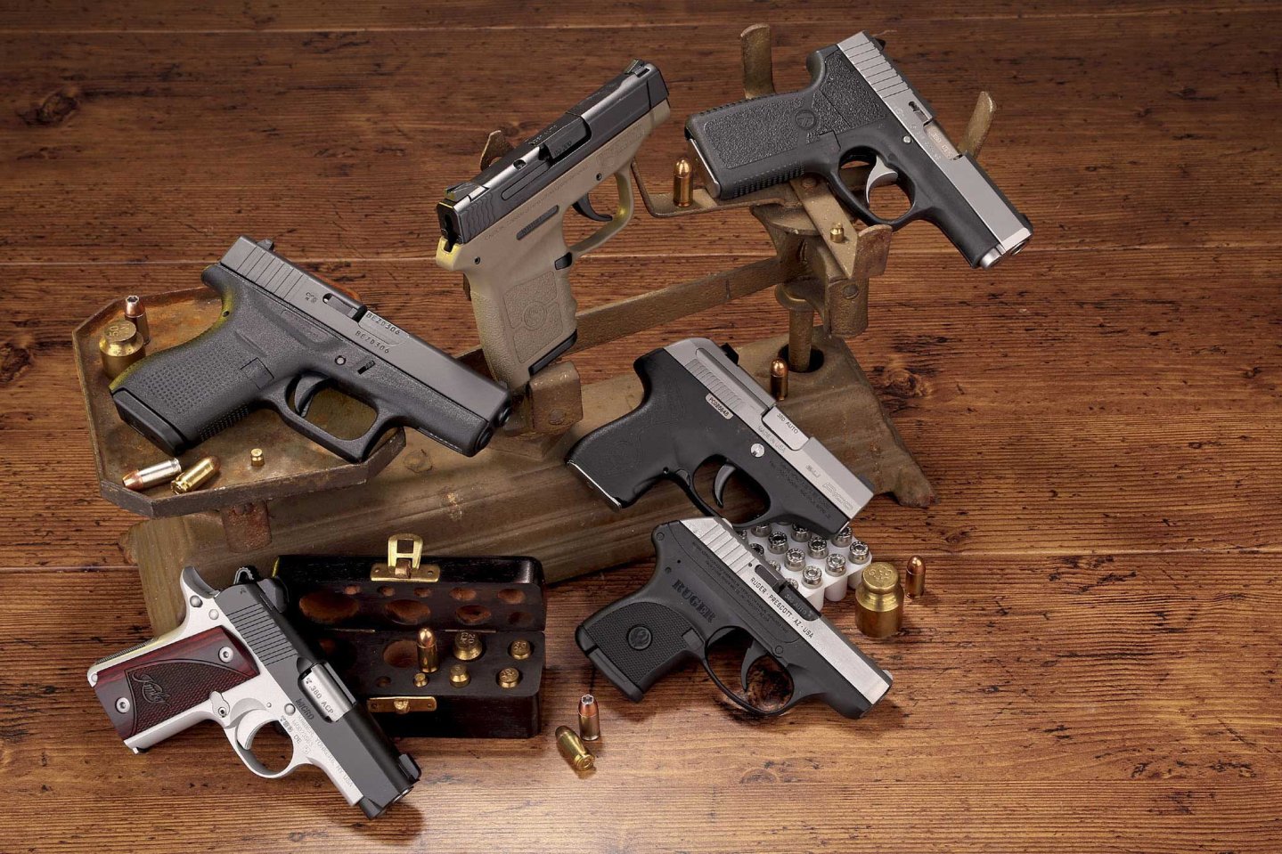Test & Technik: .380er Pistolen Übersicht getestete .380er Pistolen Kimber Micro 380, Glock 42, Smith & Wesson Bodyguard 380, Kahr CT 380, Beretta Pico und Ruger LCP Black