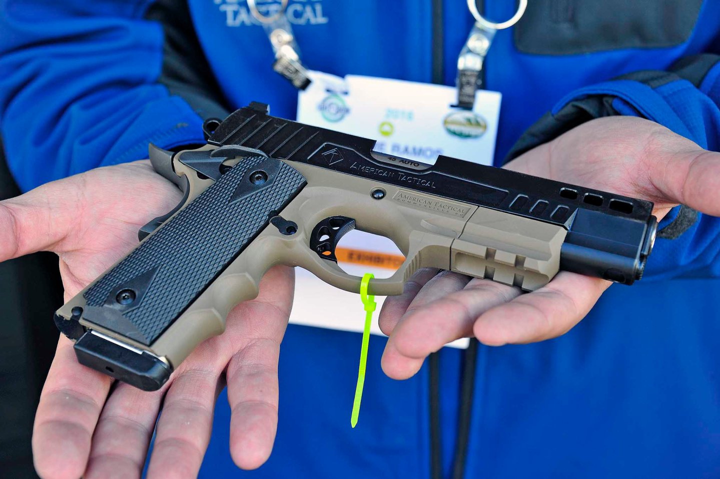 American Tactical Imports FX-H Hybrid Pistole wird in Kamera gehalten.