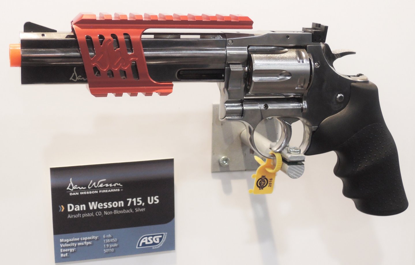 ASG Softair-Revolver Der ASG Dan Wesson 715 Softair-Revolver in schwarz nach links ausgerichtet.