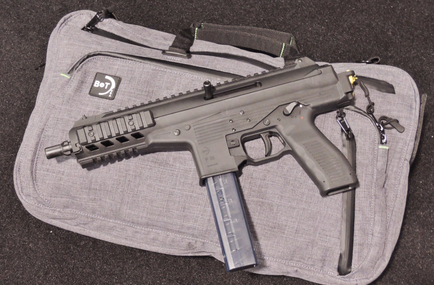 B&T Pistole B&T Pistole im Kaliber 9mm auf Tasche platziert.