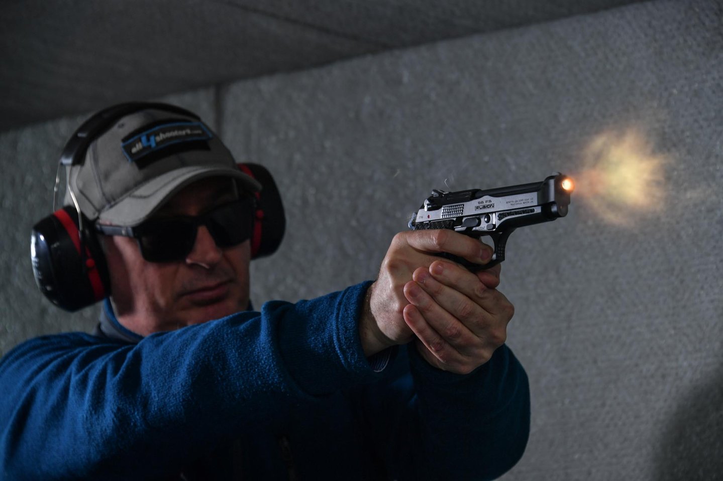 Beretta Fusion Black: exklusiver Test der Pistole auf dem Schießstand Die Pistole Beretta Fusion Black beim Schiessen auf der Schießbahn