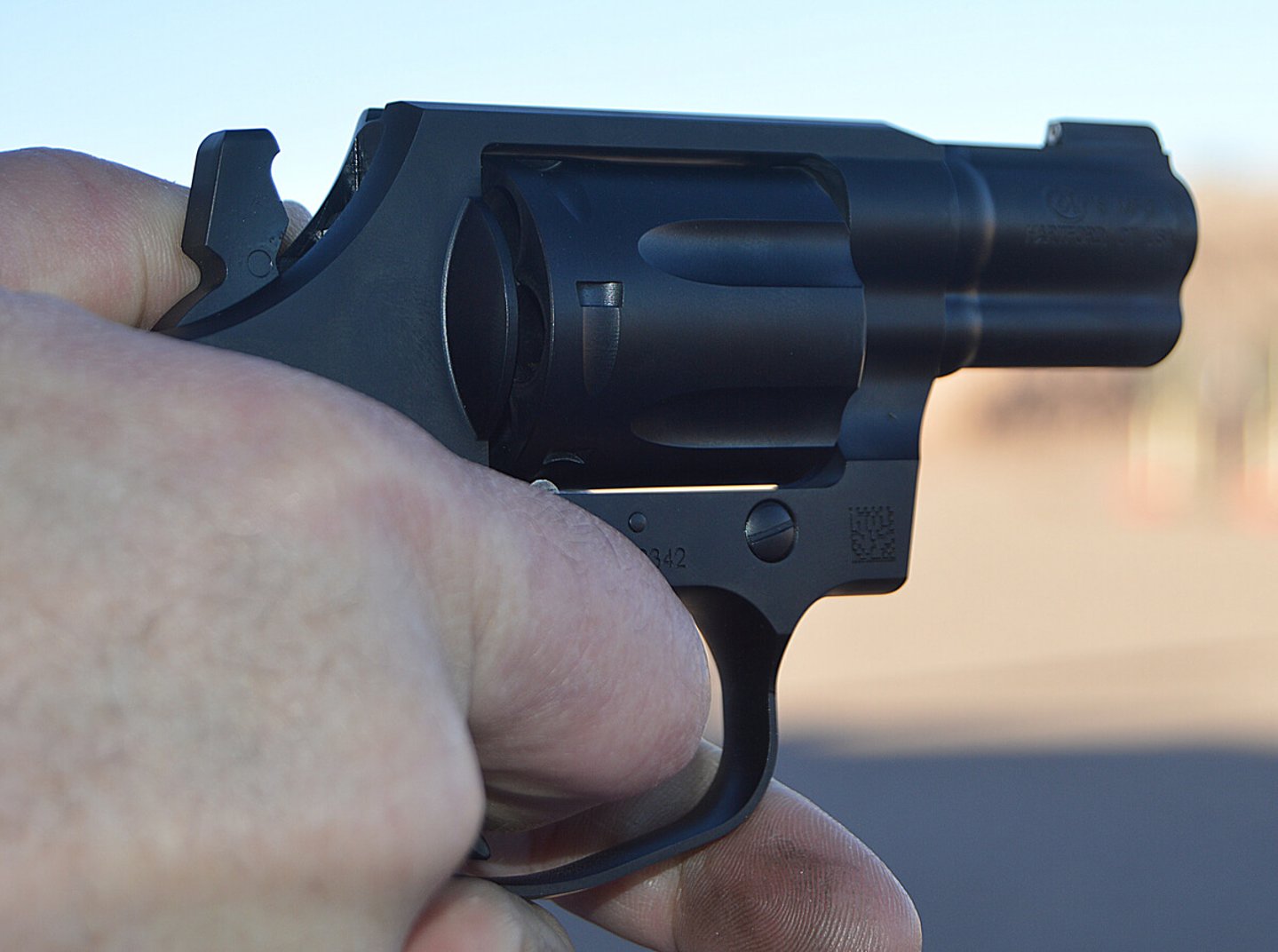 Colt Neuheiten 2018: Cobra Night und Competition Government Model Taschenrevolver Colt Cobra Night im Anschlag auf Schießstand