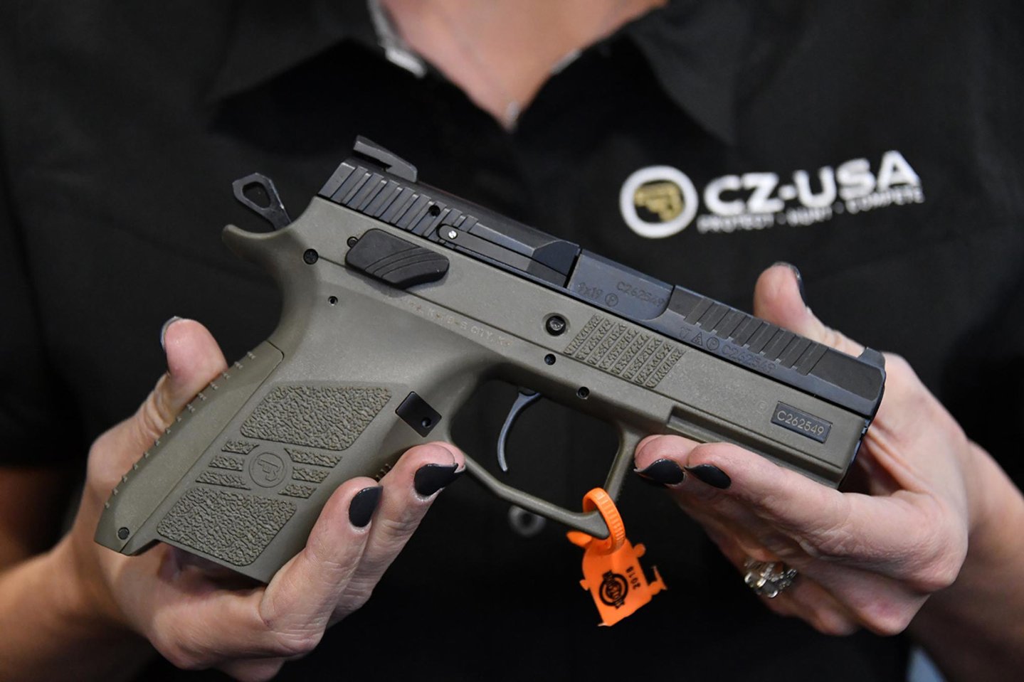 Die CZ P-07 im Finish OD-Green in Vollaufnahme