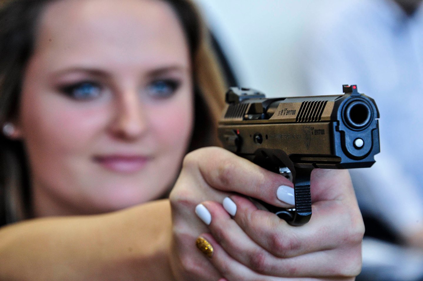 CZ (Ceska Zbrojovka): Neue halbautomatische Sportpistolen CZ Pistole in den Händen einer jungen Frau.