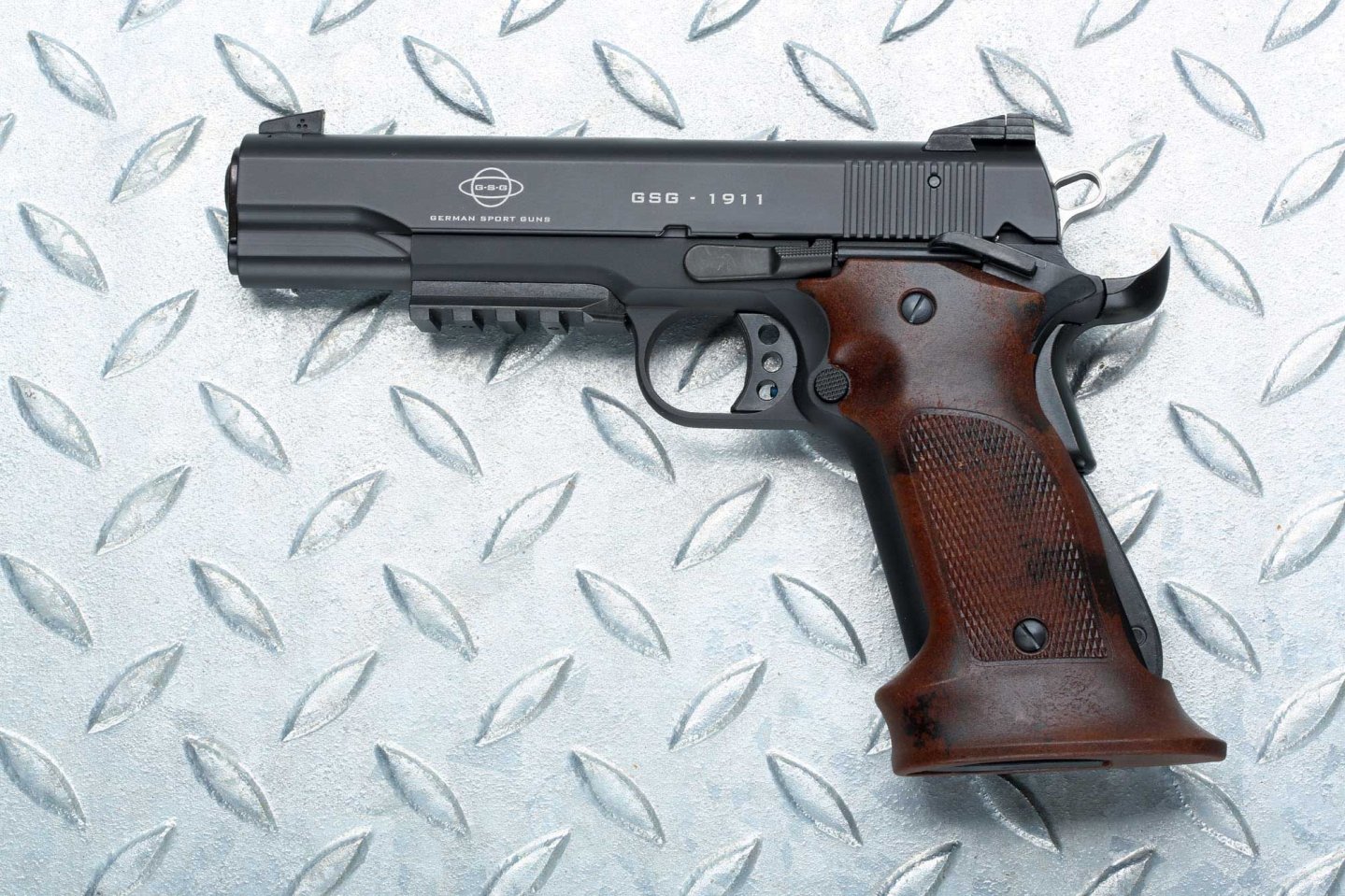 German Sport Guns 1911er in .22 Long Rifle  Target Modell von links