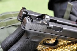 Glock Optiken Glock Pistole mit Visier und mit Leuchtpunktvisier