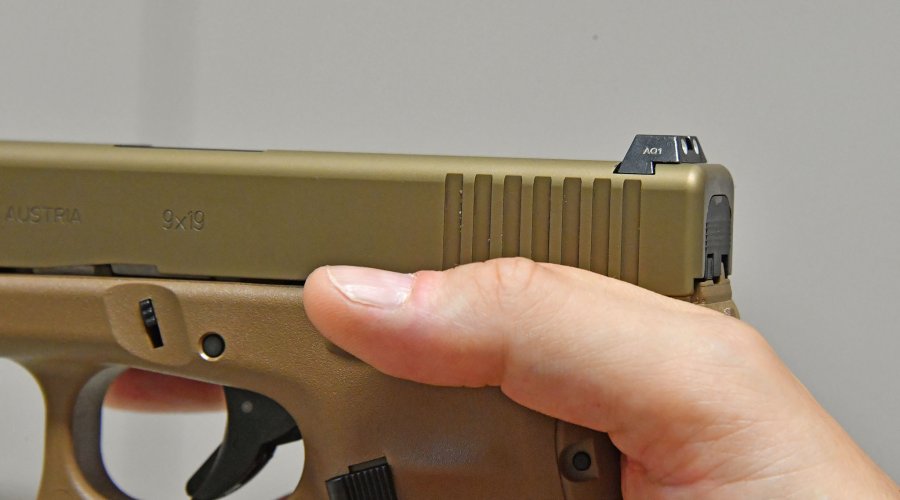 Bedienung mit dem Daumen der manuellen Sicherung der GLOCK 19 MHS