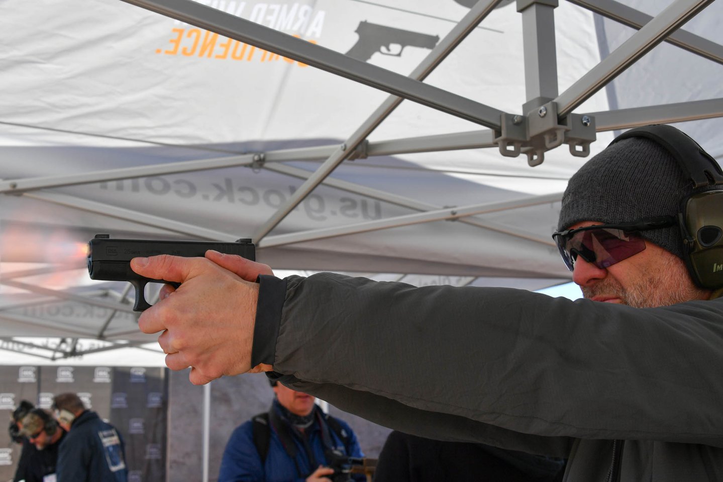 Schütze mit GLOCK 26 Gen5 im Anschlag