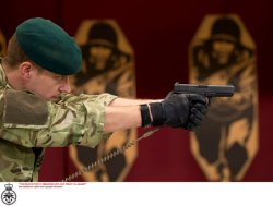 GLOCK auf der IWA 2018: die Geheimnisse hinter dem Erfolg Soldat schiesst mit Dienstpistole von GLOCK