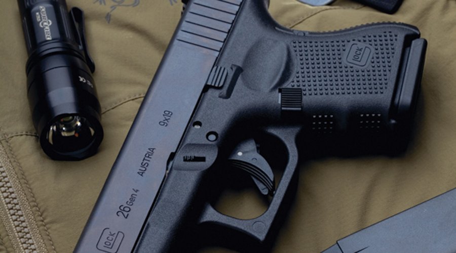 Compactmodell GLOCK 26 Gen4 mit Magazin und Munition auf Tisch 