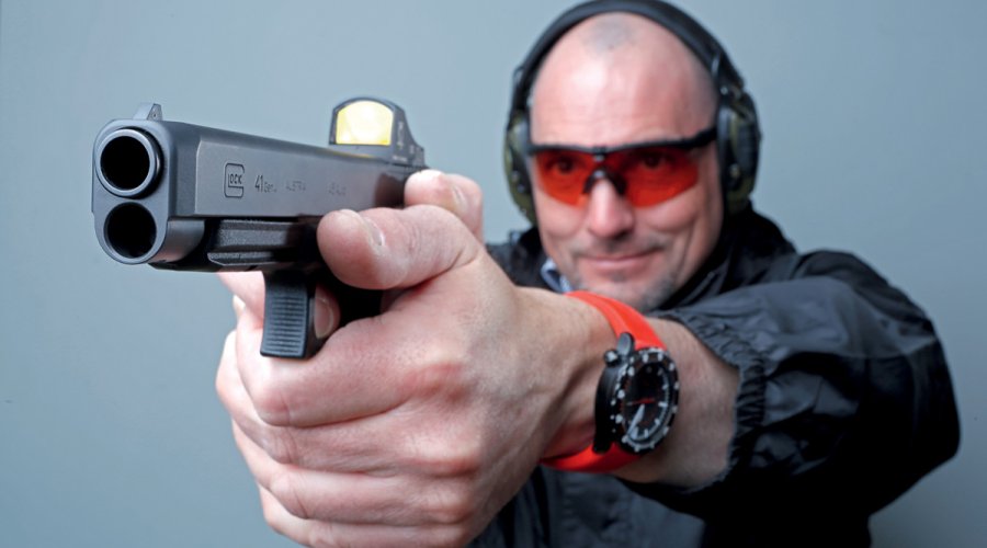 Sportschütze mit GLOCK 41 Gen4 M.O.S. im Anschlag