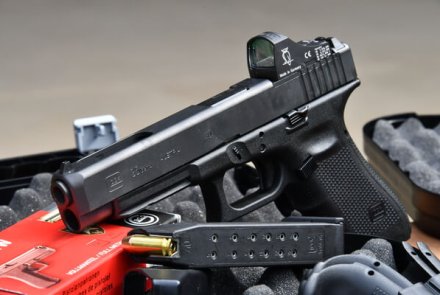 GLOCK Pistolen in MOS-Konfiguration: Kurzwaffen für den Schießsport GLOCK Pistole G35 MOS mit Reflexvisier neben Magazin und GECO Munition in .40 S&W
