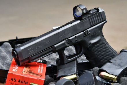 GLOCK Pistolen in MOS-Konfiguration: Kurzwaffen für den Schießsport GLOCK Pistole G41 MOS im Kaliber .45 Auto mit Leuchtpunktvisier, Magazin und Munition von GECO