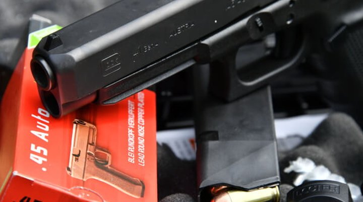 Mündung und Laufpartie der Polymerpistole GLOCK 41 MOS samt Magazin und Munition