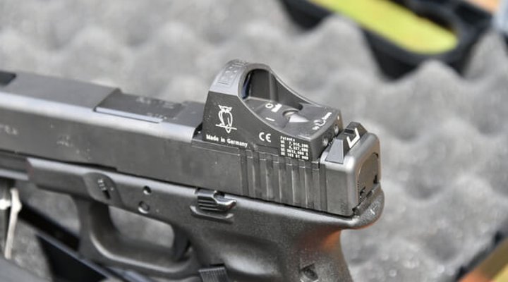 GLOCK Pistole in MOS-Konfiguration mit montiertem optischen System