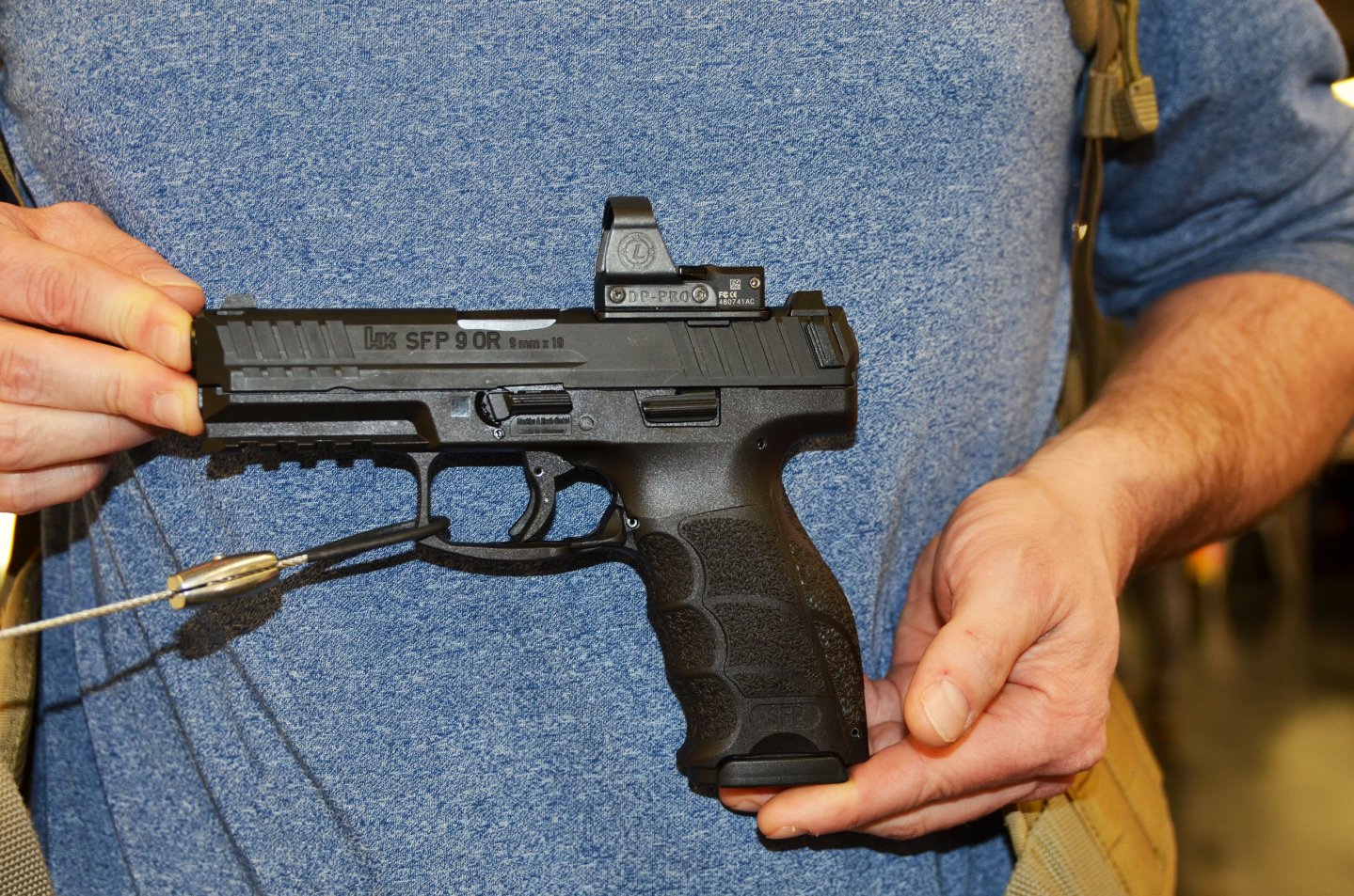 Pistole HK SFP9 OR gehalten in der Hand