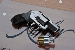 Kimber K6S Revolver Kimber stellt den double-action Revolver K6S auf der SHOT Show 2016 vor.