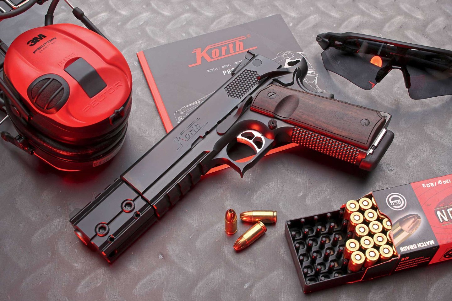 Die Korth PRS in 9 mm Luger im Gesamtpaket mit Patronen