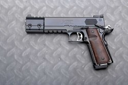 Test: Korth PRS in 9 mm Luger Die Korth PRS in 9 mm Luger in Seitenansicht