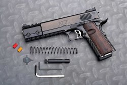 Test: Korth PRS in 9 mm Luger Die zerlegte Korth PRS in 9 mm Luger in ihre Einzelteile