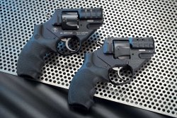 Test & Technik: Korth Sky Marshal in .380 R Knall Die beiden Korth-Sky-Marshal-Revolver nebeneinander