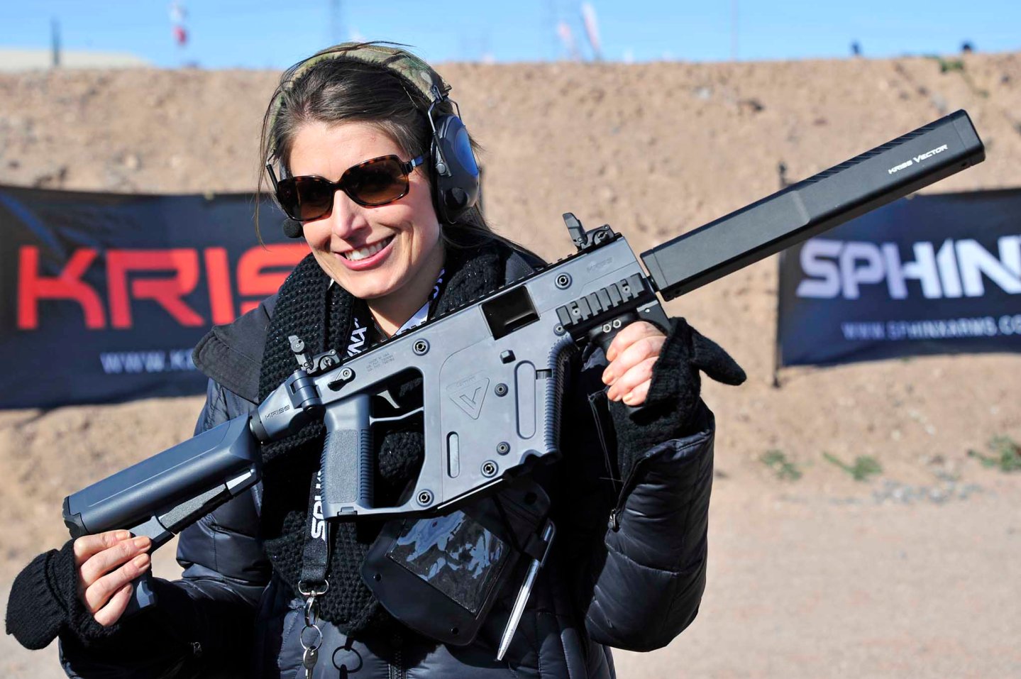 KRISS Vector GEN.II CRB KRISS Vector GEN.II CRB Enhanced wird in die Kamera gehalten.