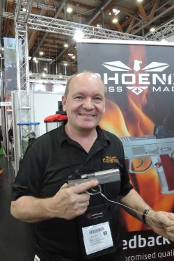 Neue Großkaliber-Matchpistolen Phoenix Redback Light Armin Landolt von PHX Phoenix mit Großkaliber-Matchpistole Redback Light für IPSC-Schießen