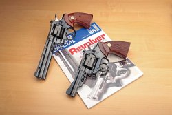 Revolver für Einsteiger: Tipps für die richtige Wahl der Waffe Revolver Colt Python und Trooper MK3 auf Ausgabe der Waffenzeitschrift VISIER