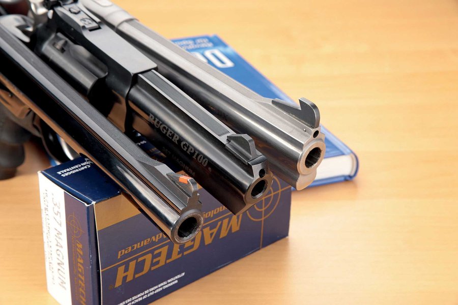 Revolver für Einsteiger: Tipps für die richtige Wahl der Waffe Revolver mit festem Korn neben modernen Revolvern mit verstiftetem Korn