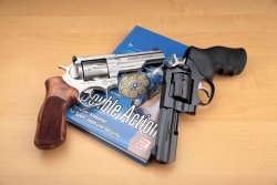 Revolver für Einsteiger: Tipps für die richtige Wahl der Waffe Revolver Ruger GP 100 Match Champion mit rostträgem Stahl neben Revolver Ruger GP 100 mit Brünierung
