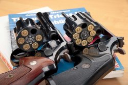 Revolver für Einsteiger: Tipps für die richtige Wahl der Waffe Revolver Smith & Wesson Model 27 mit Trommelkapazität von sechs Schuss neben Ausführung mit N-Rahmen für acht Schuss