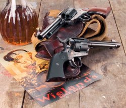 Revolver für Einsteiger: Tipps für die richtige Wahl der Waffe Zwei Western-Revolver für Cowboy-Action-Schießen und auch statische Wettkämpfe im Schießsport